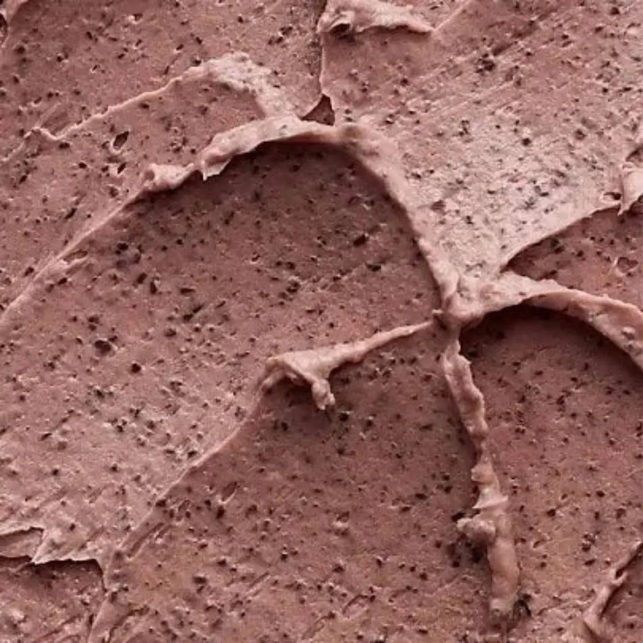 Close-up da textura da Beauty of Joseon Red Bean Refreshing Pore Mask – textura densa e cremosa com partículas esfoliantes naturais, para uma limpeza eficaz sem agredir a pele, cosmética coreana, skincare k-beauty Portugal