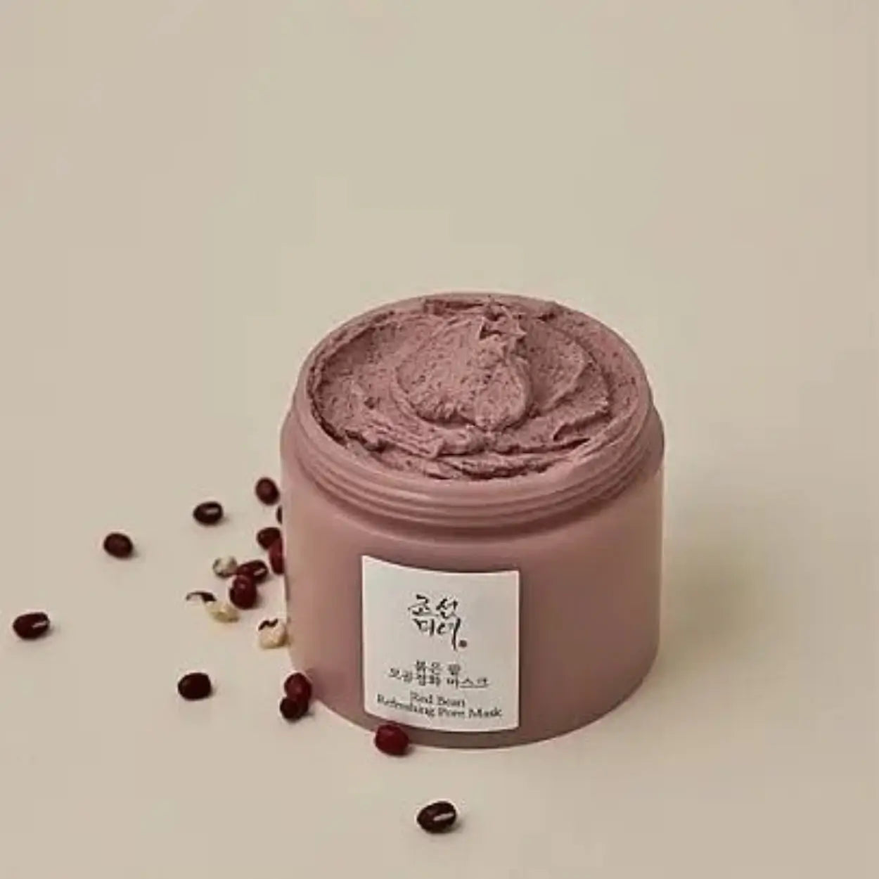Beauty of Joseon Red Bean Refreshing Pore Mask com o frasco aberto e feijões vermelhos – máscara esfoliante suave com textura cremosa, remove impurezas e excesso de oleosidade, cosmética coreana, skincare k-beauty Portugal
