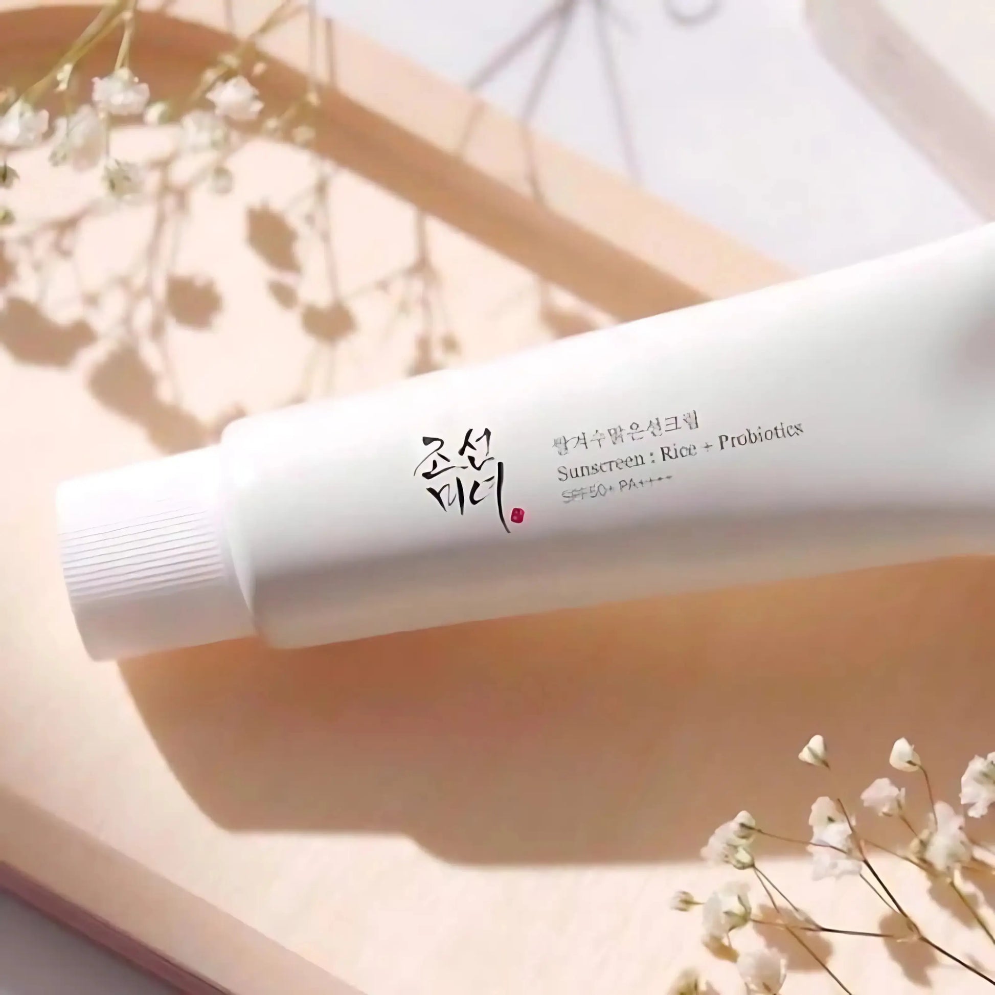 Beauty of Joseon Relief Sun: Rice + Probiotics deitado com luz suave – protetor solar com ingredientes calmantes, ideal para pele sensível ou desidratada, cosmética coreana, skincare k-beauty Portugal