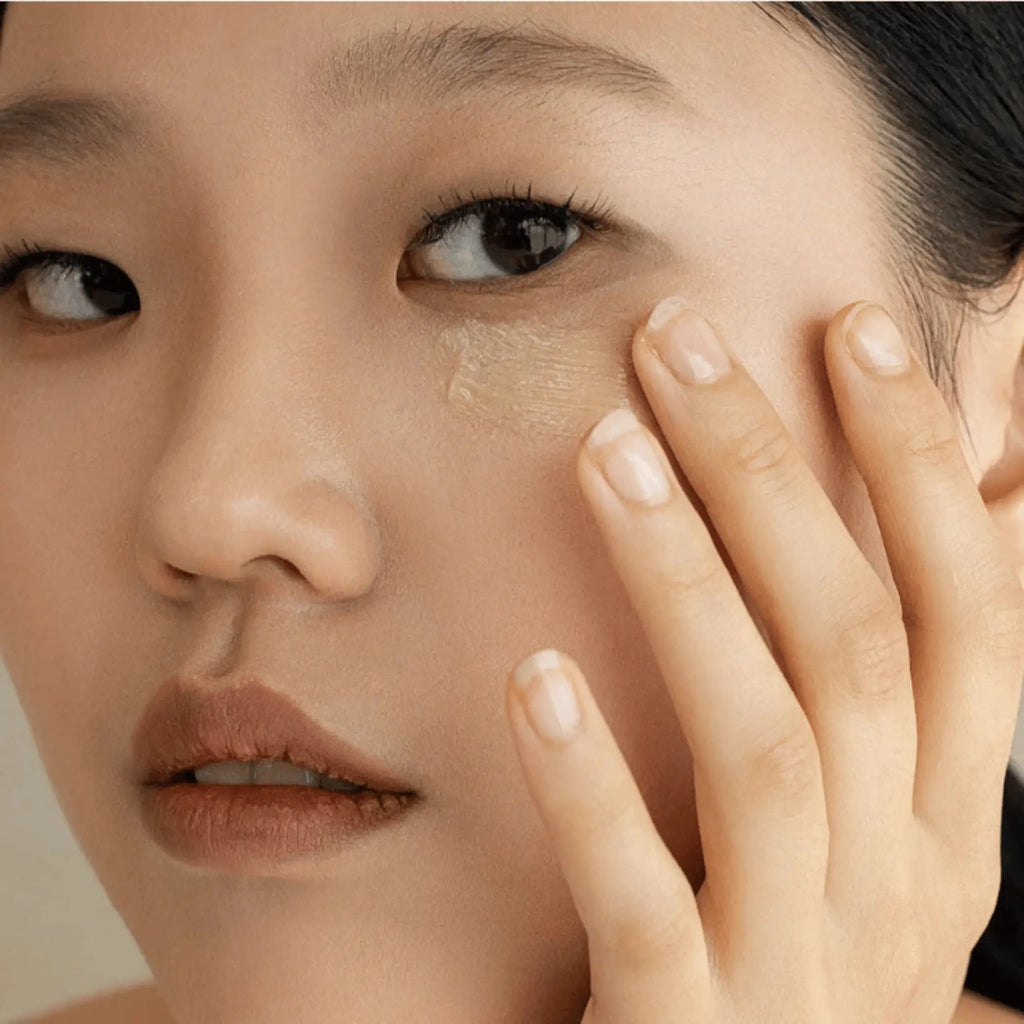 Revive Eye Serum: Ginseng + Retinal da Beauty of Joseon aplicado no contorno dos olhos