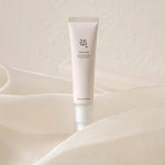 Revive Eye Serum: Ginseng + Retinal da Beauty of Joseon em pé em fundo minimalista