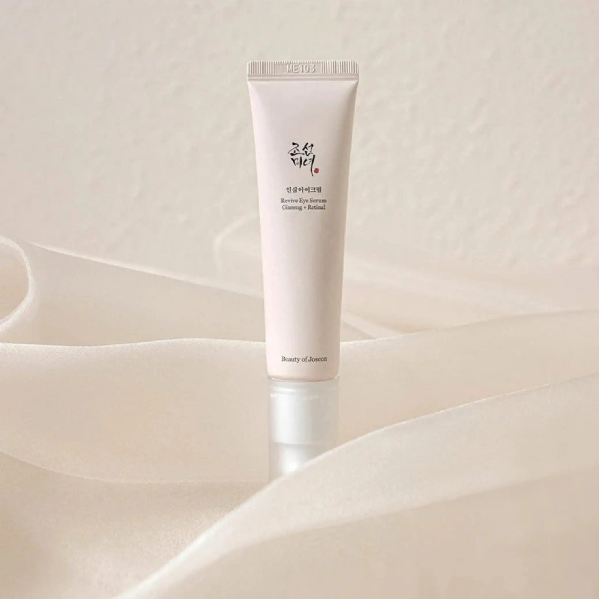 Revive Eye Serum: Ginseng + Retinal da Beauty of Joseon em pé em fundo minimalista