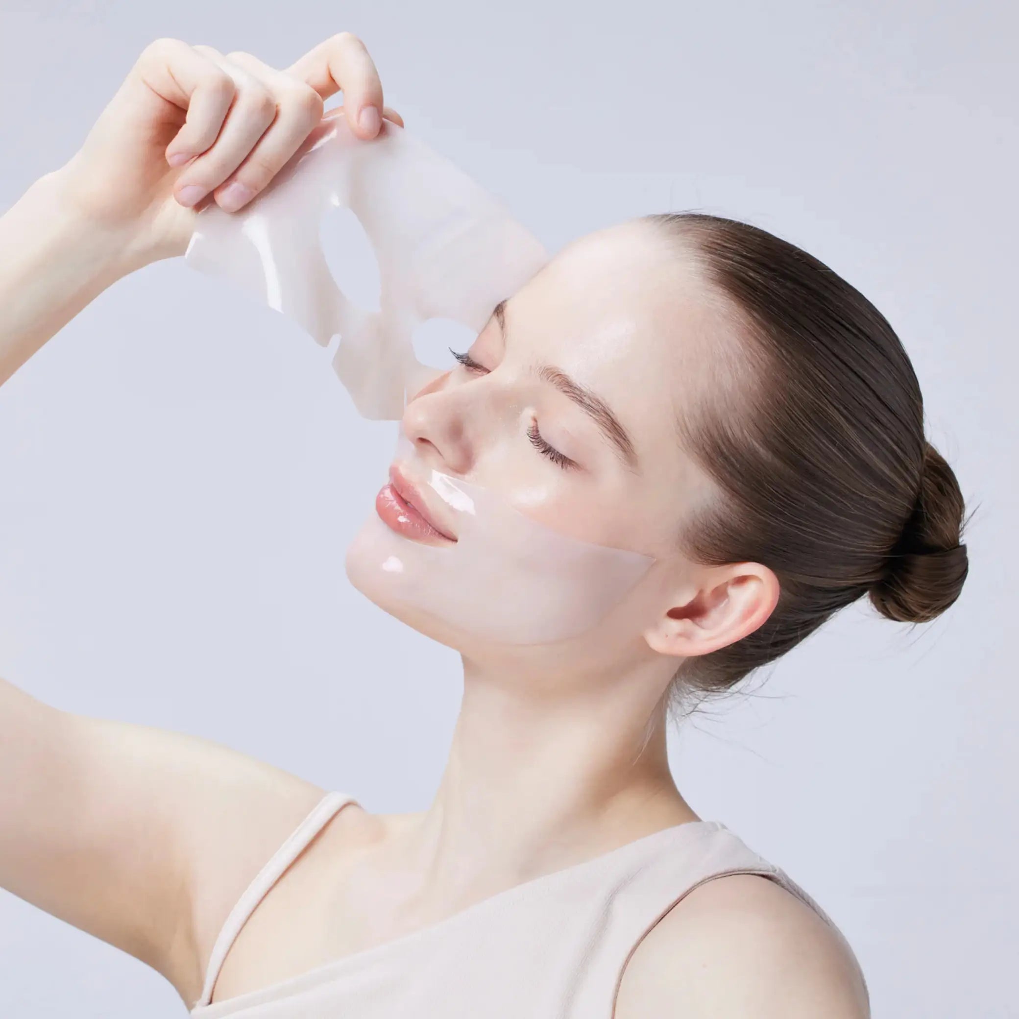 Arbutin Discoloration Hydrogel Mask da COSRX aplicada no rosto