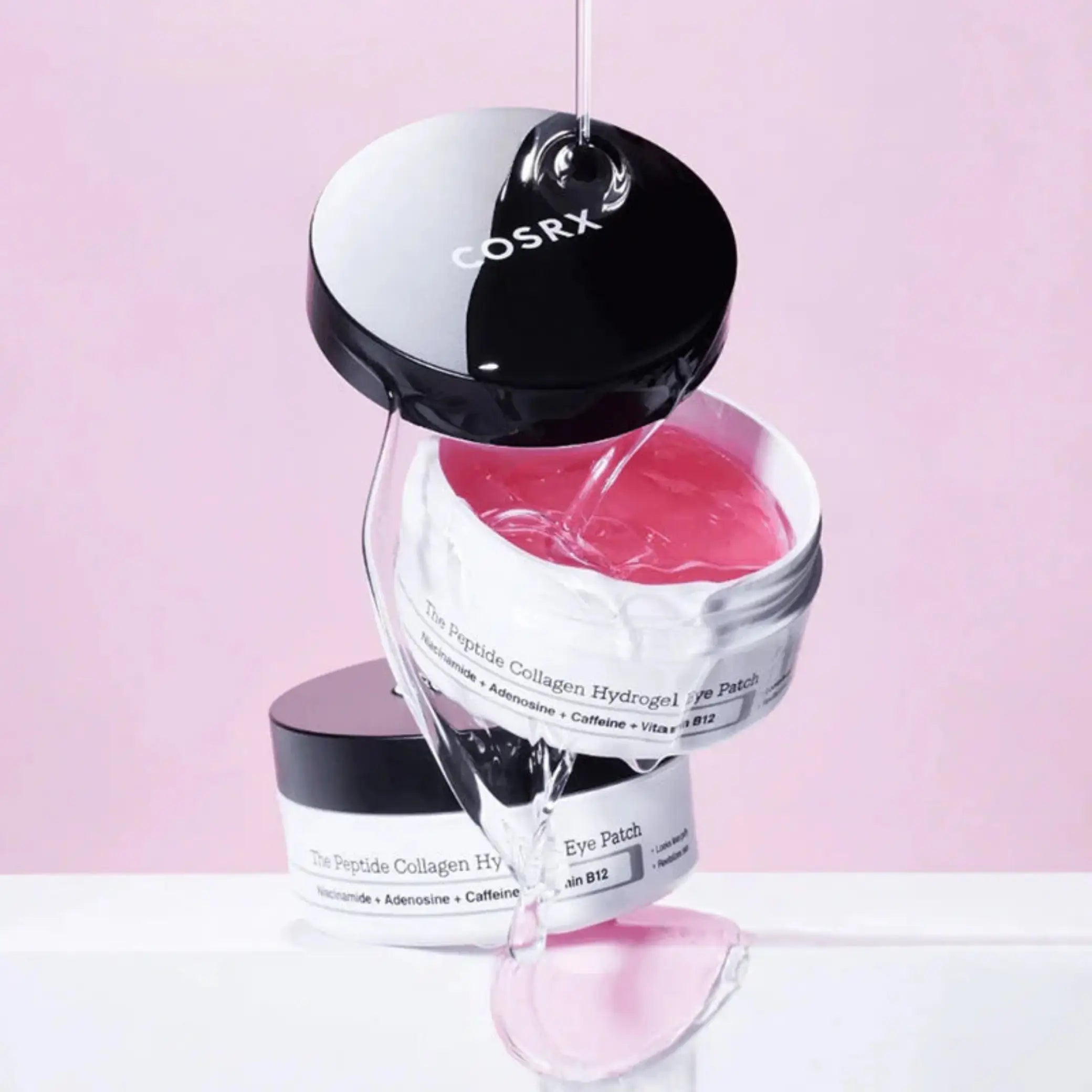 The Peptide Collagen Hydrogel Eye Patch da COSRX em dois frascos empilhados com essencia a verter em fundo rosa