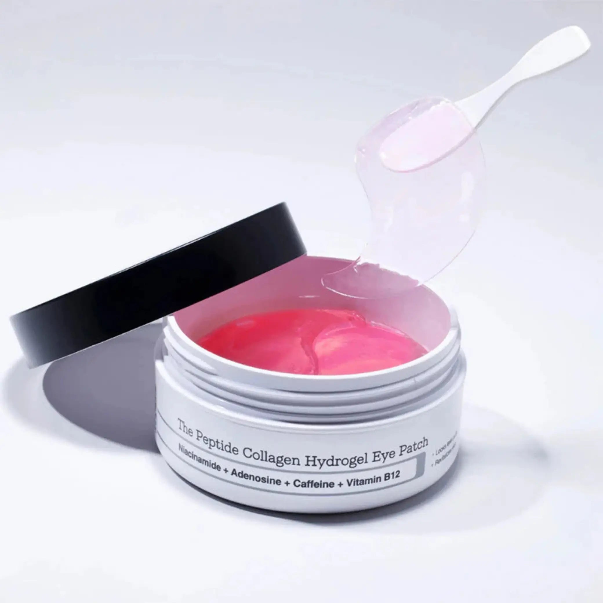 The Peptide Collagen Hydrogel Eye Patch da COSRX em frasco aberto com patches rosa e espatula branca em fundo branco