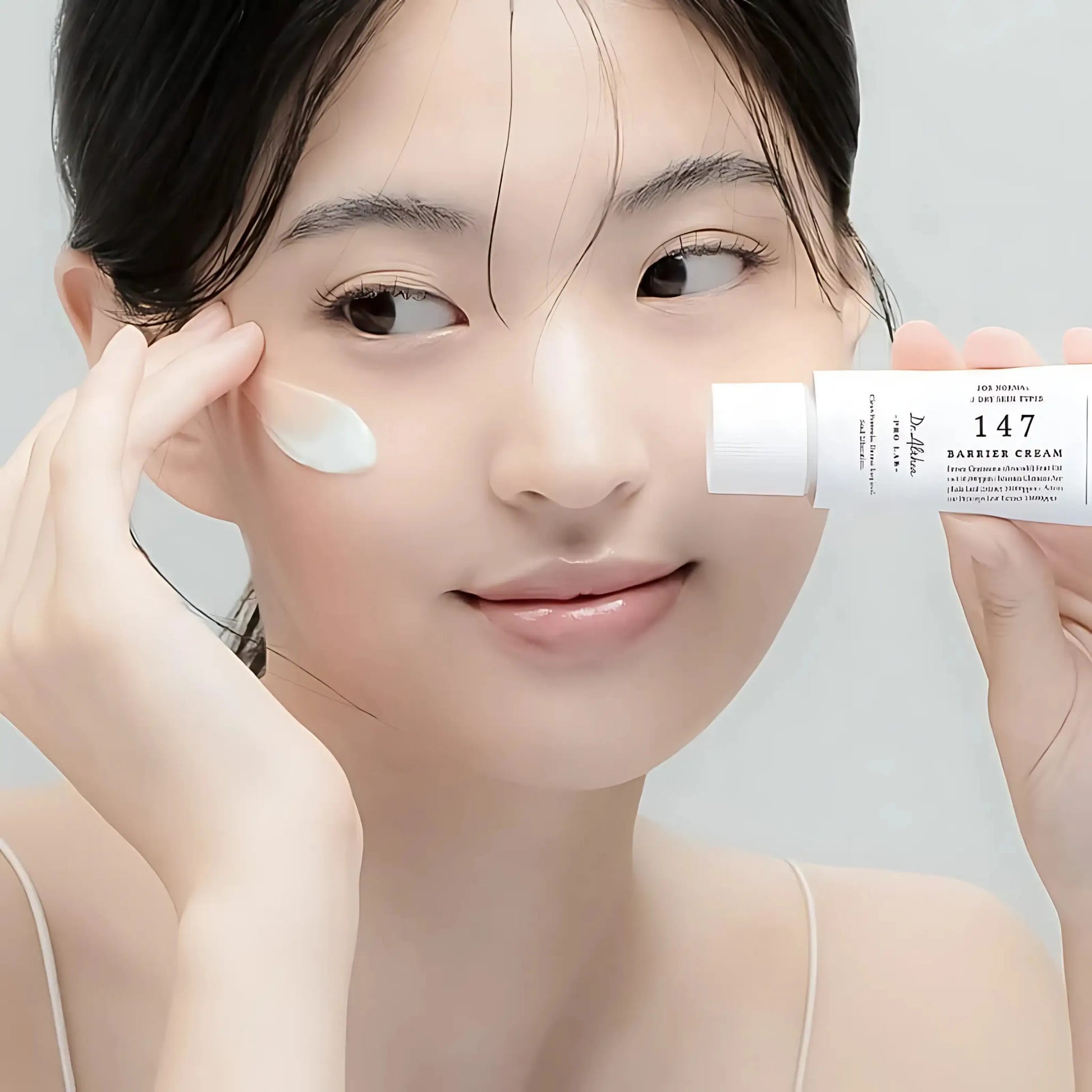 Dr. Althea 147 Barrier Cream – mulher a aplicar o creme suavemente na zona dos olhos, realçando a sua segurança para uso em pele sensível e reativa, skincare coreano