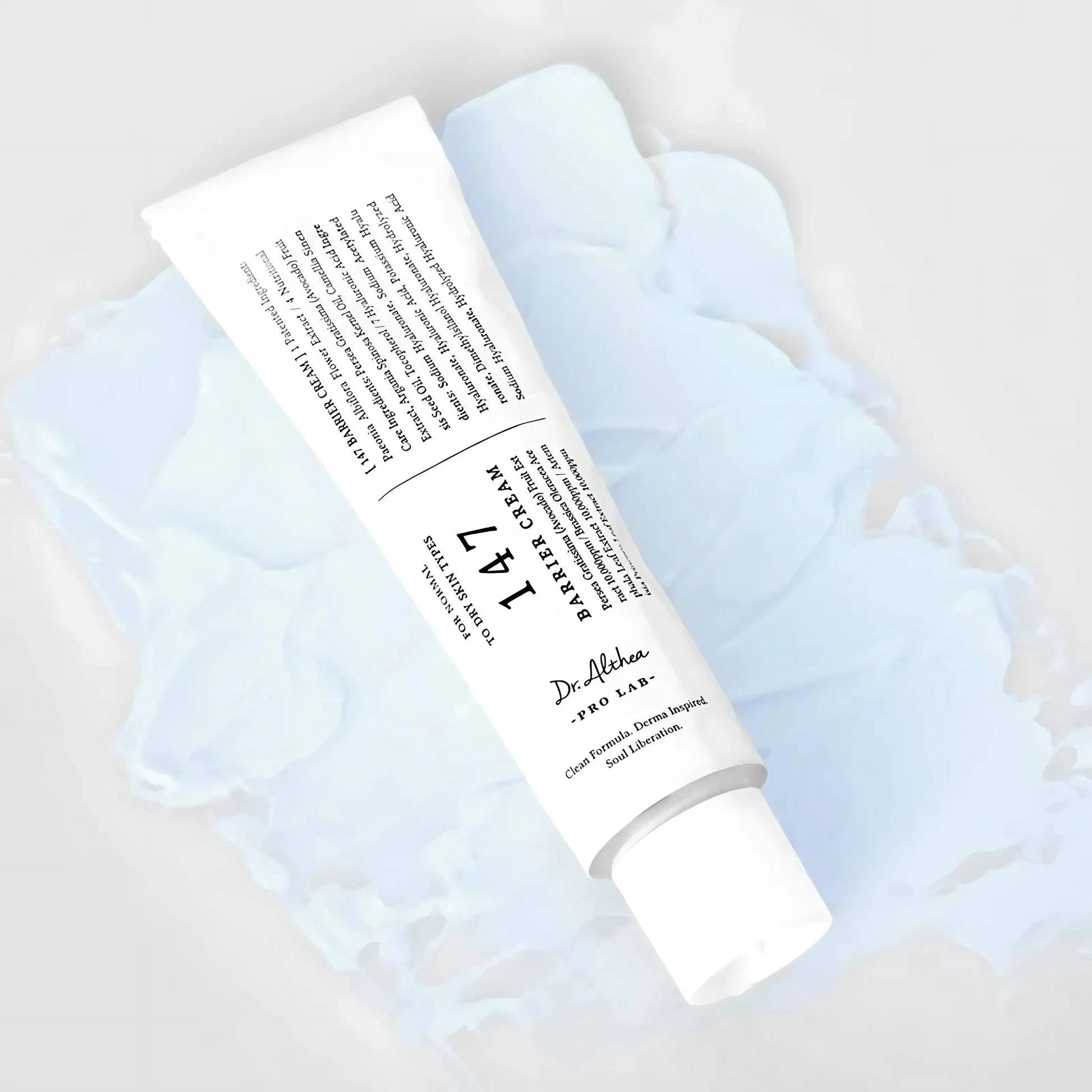 Dr. Althea 147 Barrier Cream – o creme é apresentado sobre discos hidratantes, sugerindo uma rotina calmante e refrescante para pele irritada, cosmética coreana vegana