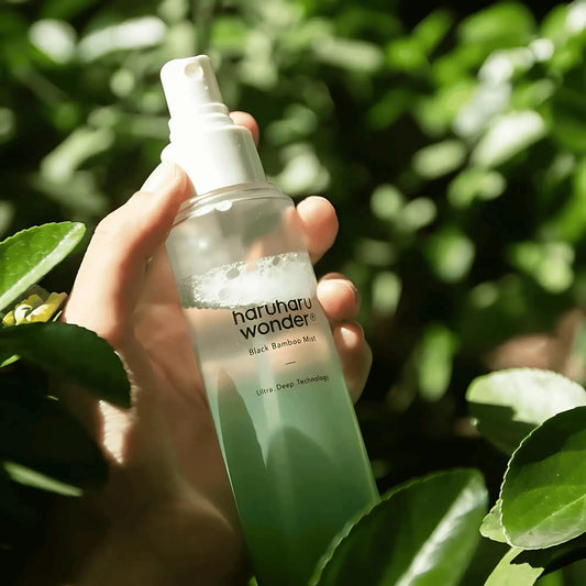 Haruharu Wonder Black Bamboo Mist – bruma facial hidratante com extrato de bambu preto, ideal para refrescar e revitalizar a pele, mostrada ao ar livre com luz natural, cosmética coreana e skincare k-beauty Portugal