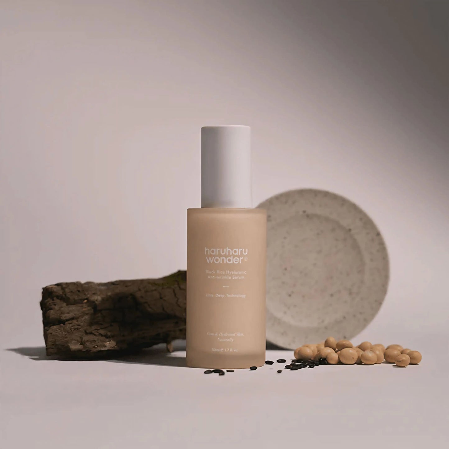 Haruharu Wonder Black Rice Hyaluronic Anti-Wrinkle Serum com frasco ao lado de raiz de ginseng e decoração – sérum anti-idade com ingredientes tradicionais e textura leve, indicado para todos os tipos de pele, cosmética coreana, skincare k-beauty Portugal