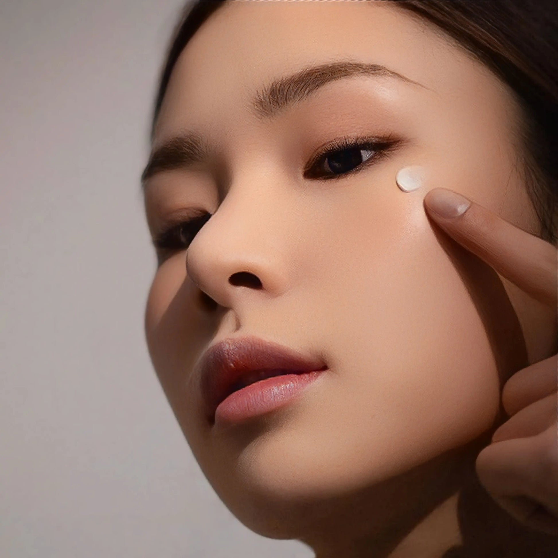 Haruharu Wonder Black Rice Bakuchiol Eye Cream deitado entre folhas verdes – creme suave antirrugas para contorno ocular com textura leve e natural, cosmética coreana, skincare k-beauty Portugal