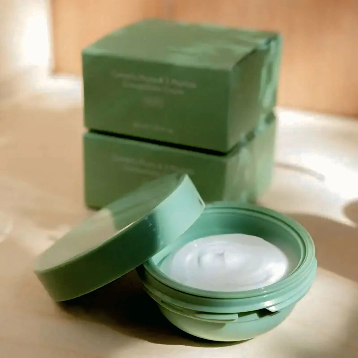 Haruharu Wonder Centella Phyto & 5 Peptide Concentrate Cream aberto ao lado da caixa – creme facial concentrado para elasticidade e reparação da pele, cosmética coreana, skincare k-beauty Portugal
