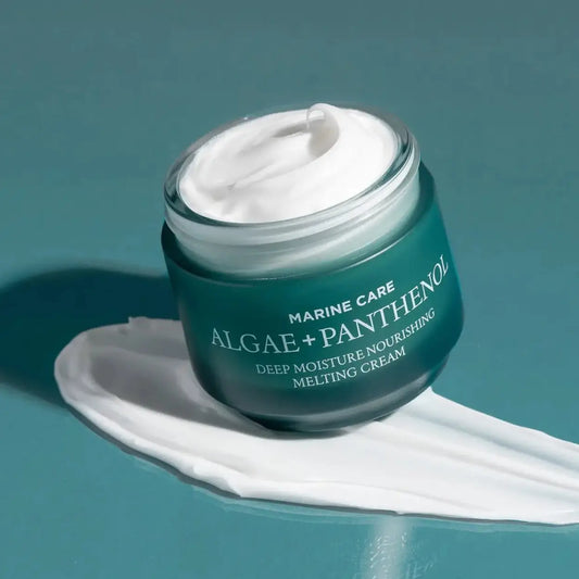 Heimish Marine Care Deep Moisture Nourishing Melting Cream com tampa aberta e creme sobre fundo azul – creme hidratante coreano com algas e pantenol para nutrição profunda, cosmética coreana, skincare k-beauty Portugal