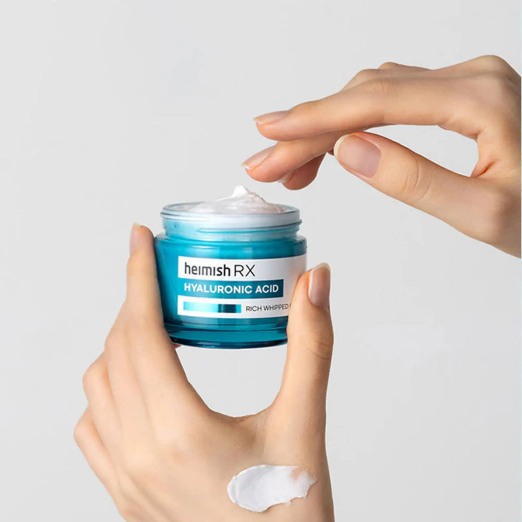 RX Hyaluronic Acid Rich Whipped Cream da Heimish aplicada na pele com textura leve