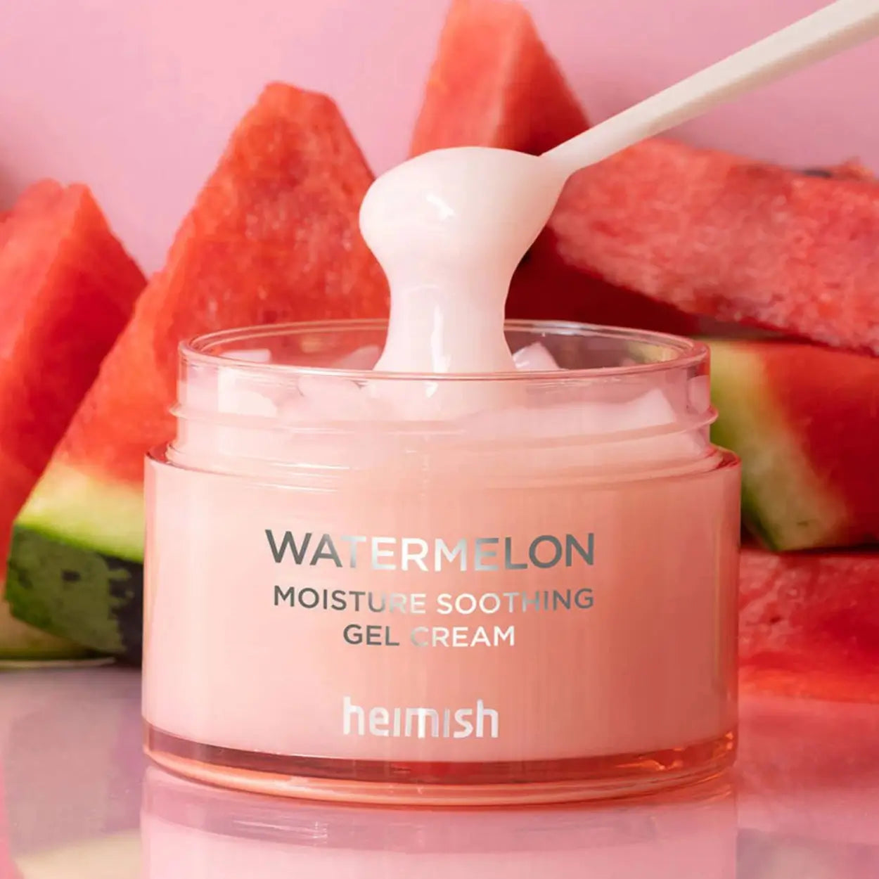 Heimish Watermelon Moisture Soothing Gel Cream aberto com pedaços de melancia ao redor – hidratante gel coreano para acalmar a pele nos dias quentes, cosmética coreana, skincare k-beauty Portugal
