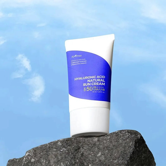 Isntree Hyaluronic Acid Watery Sun Gel – protetor solar hidratante com ácido hialurónico em destaque sobre pedra com fundo azul celeste, ideal para pele seca e sensível, cosmética coreana e skincare k-beauty Portugal