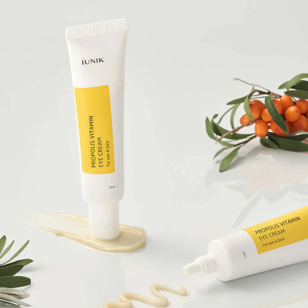 Propolis Vitamin Eye Cream da iUNIK dois tubos com creme e ramo com bagas laranja