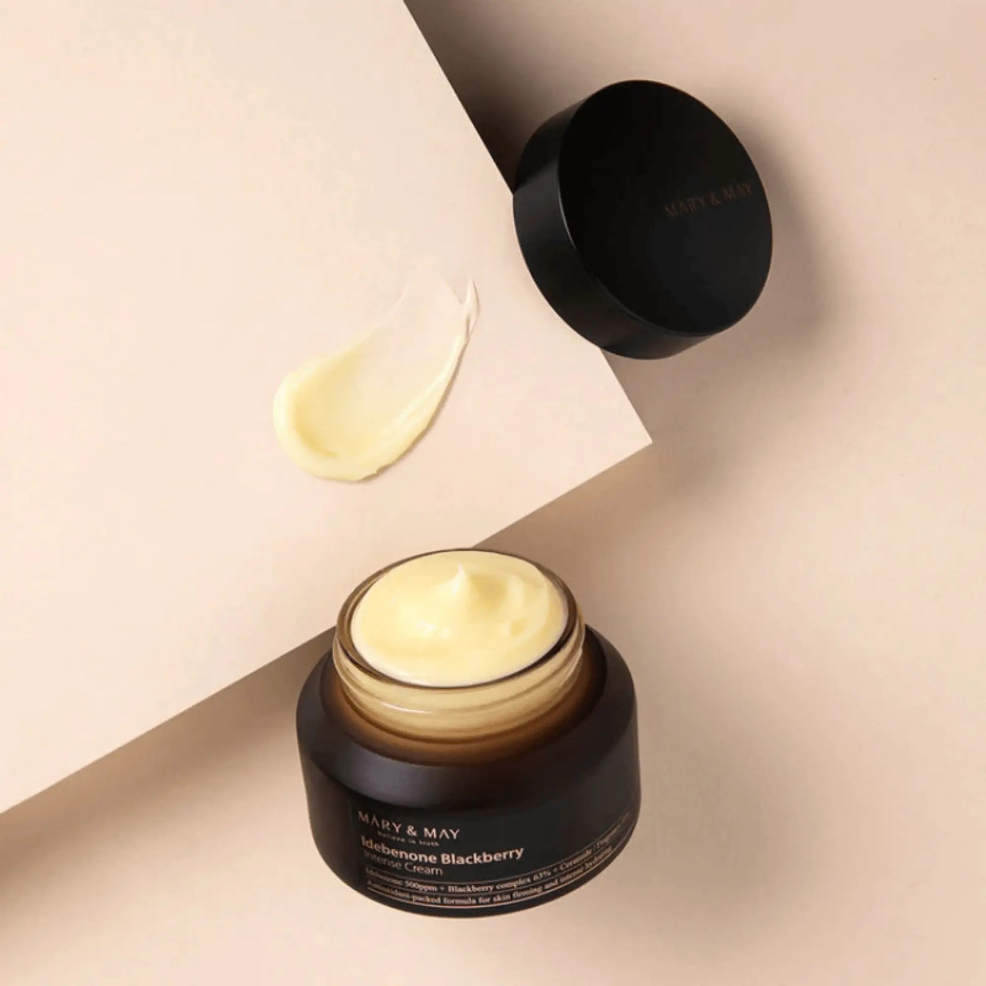 Mary & May Idebenone + Blackberry Complex Intensive Total Care Cream 70g, creme coreano antioxidante de textura cremosa enriquecido com idebenona e amora-preta, suaviza rugas e melhora elasticidade, frasco aberto visto de cima com creme amarelo, cosmética coreana skincare k-beauty Portugal.