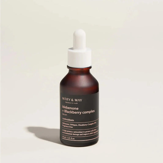 Mary & May Idebenone + Blackberry Complex Serum 30ml, sérum coreano antioxidante com idebenona e extrato de amora-preta, ajuda a reduzir rugas, melhorar elasticidade e dar luminosidade, frasco em pé com conta-gotas branco sobre fundo bege claro, cosmética coreana skincare k-beauty Portugal.