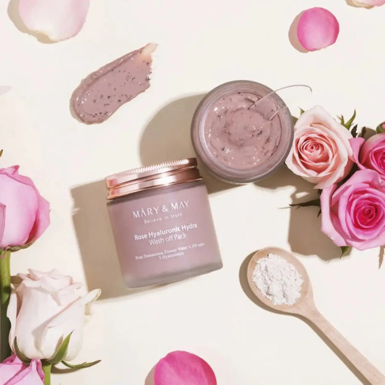 Mary & May Rose Hyaluronic Hydra Wash Off Pack com colher, pétalas e produto – máscara facial coreana com aroma delicado de rosa e hidratação intensa, cosmética coreana, skincare k-beauty Portugal