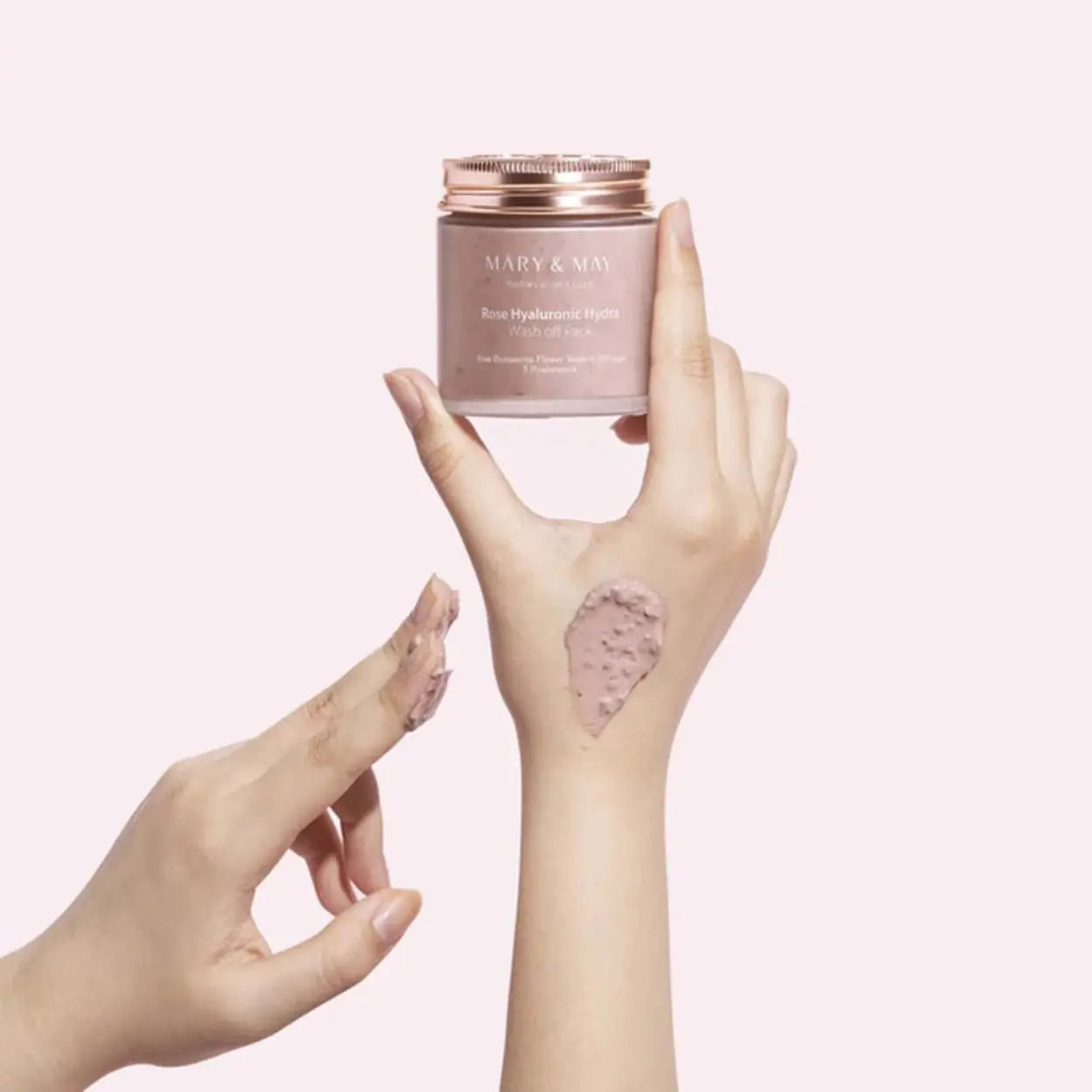 Mary & May Rose Hyaluronic Hydra Wash Off Pack na mão com amostra no braço – máscara com ácido hialurónico e extratos florais, perfeita para uma rotina nutritiva, cosmética coreana, skincare k-beauty Portugal
