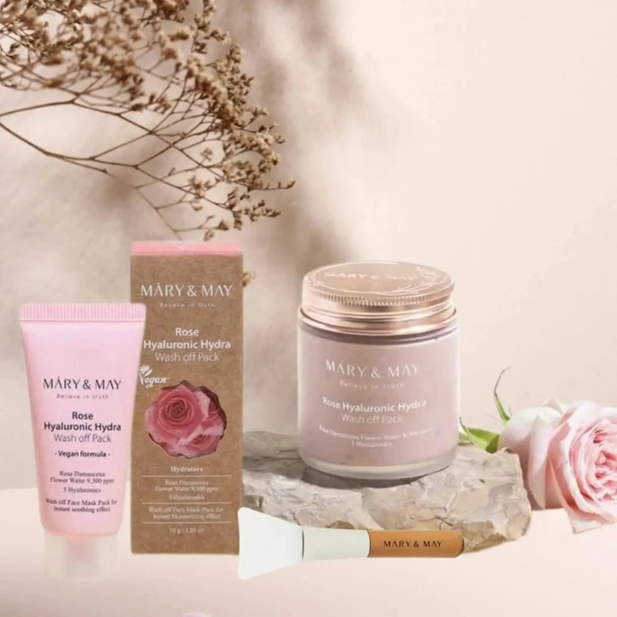 Mary & May Vegan Hyaluronic Hydra Wash Off Mask Special Gift Set em fundo rosado com rosas e textura suave – hidrata, ilumina e melhora a elasticidade da pele, cosmética coreana, skincare k-beauty Portugal