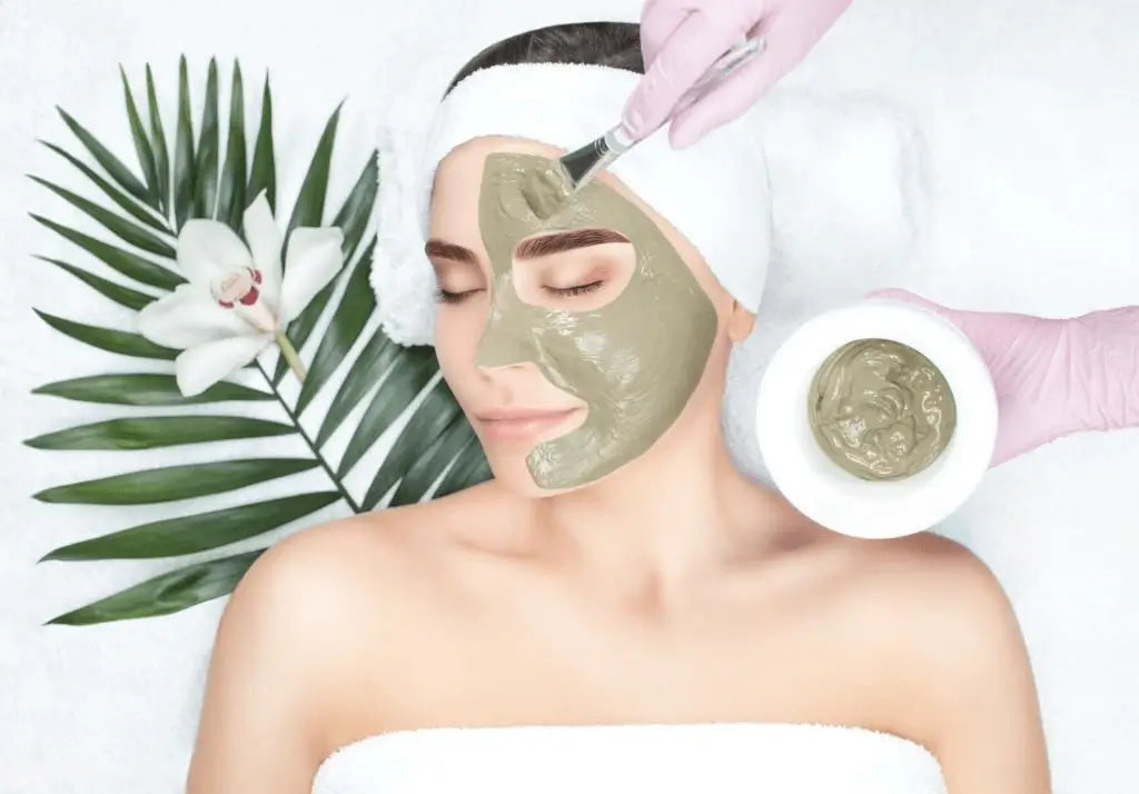 Mulher com máscara facial de argila aplicada por pincel — momento de autocuidado com máscara coreana hidratante, iluminadora ou purificante. Parte da rotina de skincare coreano para rosto. Cosmética coreana com foco em nutrição e revitalização – skincare k-beauty Portugal.