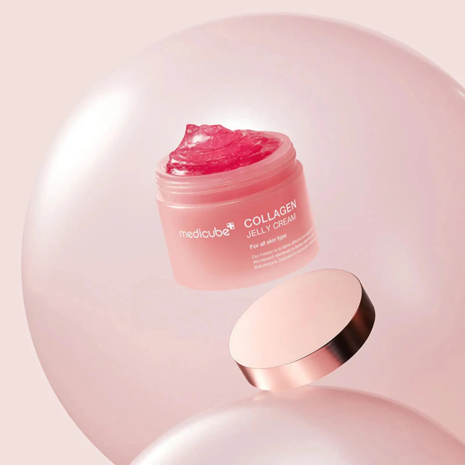 Medicube Collagen Jelly Cream 110ml, creme facial coreano de textura gel jelly refrescante com colagénio para firmeza e hidratação duradoura, frasco aberto com tampa ao lado em fundo branco rosado, cosmética coreana skincare k-beauty Portugal.