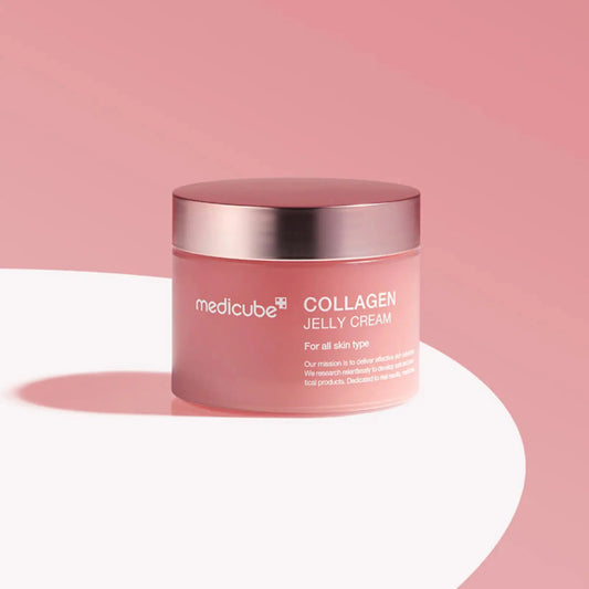 Medicube Collagen Jelly Cream 110ml, creme facial coreano anti-envelhecimento com colagénio e textura gel jelly para hidratação profunda, elasticidade e firmeza, frasco fechado em pé sobre fundo rosa, cosmética coreana skincare k-beauty Portugal.
