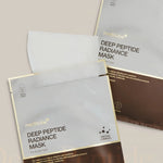 Deep Peptide Radiance Mask da Medicube modelo a pressionar essência no rosto com as mãos