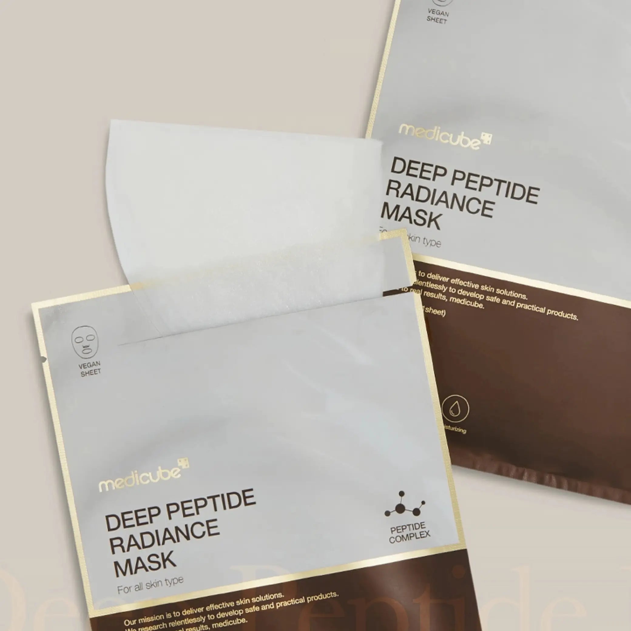 Deep Peptide Radiance Mask da Medicube modelo a pressionar essência no rosto com as mãos