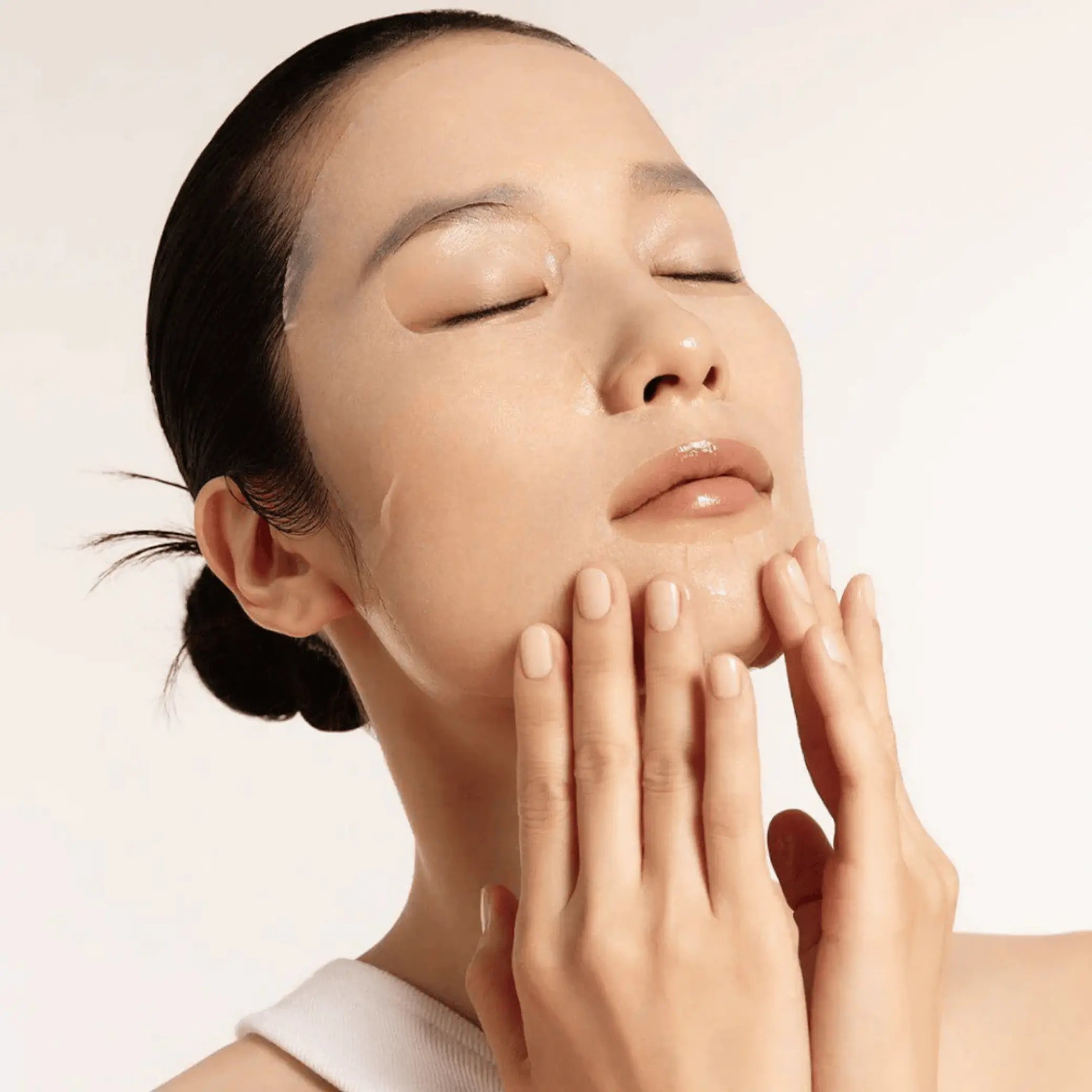 Deep Peptide Radiance Mask da Medicube modelo com pele luminosa em close-up ao rosto