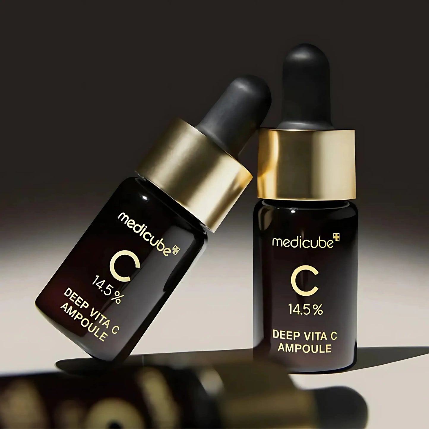 Medicube Deep Vita C Ampoule 2.0 – imagem focada na textura densa e no frasco de vidro escuro com conta-gotas, reforçando a fórmula potente e estável com vitamina C

