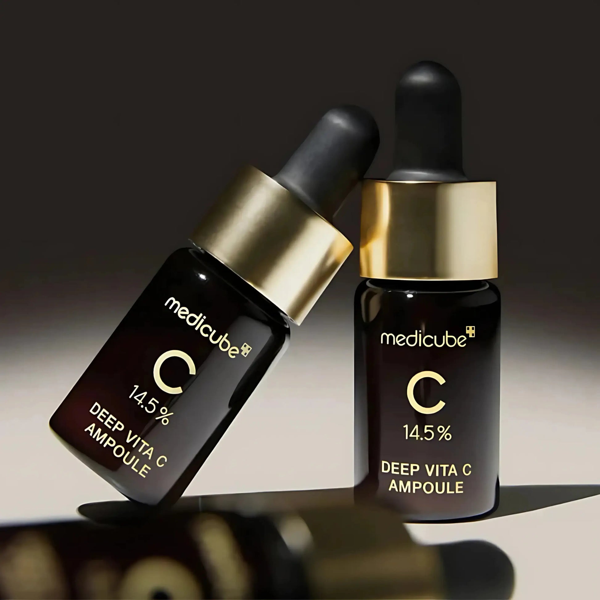 Medicube Deep Vita C Ampoule 2.0 – imagem focada na textura densa e no frasco de vidro escuro com conta-gotas, reforçando a fórmula potente e estável com vitamina C

