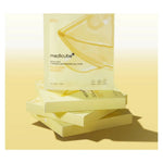 Kojic Acid Turmeric Brightening Gel Mask da Medicube sobre caixas em fundo amarelo