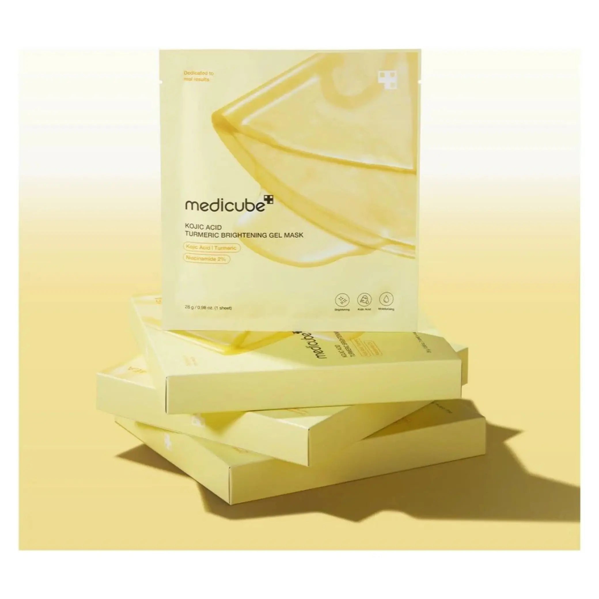 Kojic Acid Turmeric Brightening Gel Mask da Medicube sobre caixas em fundo amarelo
