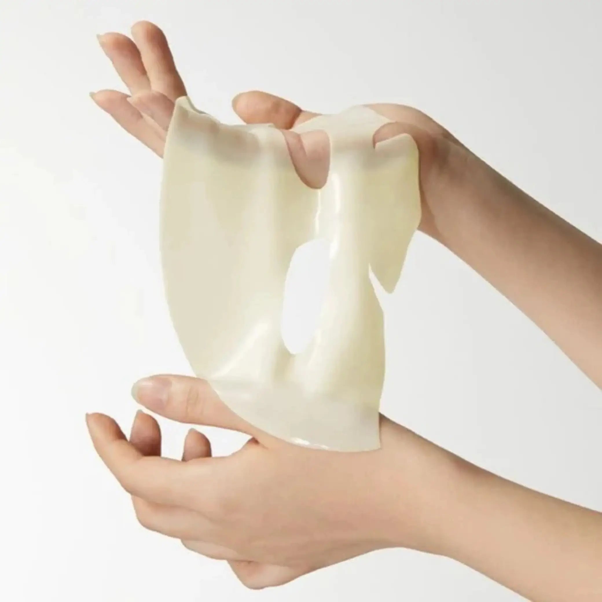 Kojic Acid Turmeric Brightening Gel Mask da Medicube máscara em gel nas mãos