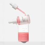 PDRN Pink Peptide Face Serum da medicube pipeta com sérum rosa e copo medidor