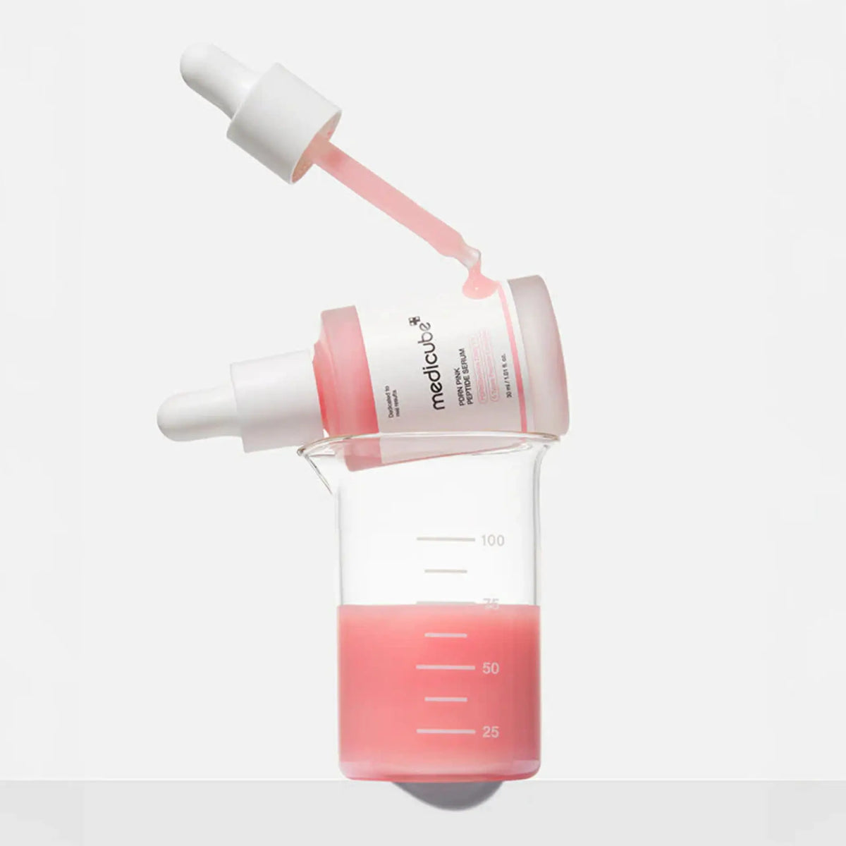 PDRN Pink Peptide Face Serum da medicube pipeta com sérum rosa e copo medidor
