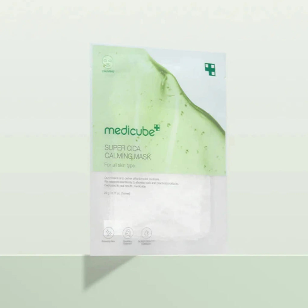 Super Cica Calming Mask da Medicube em saqueta individual frente sobre fundo verde claro