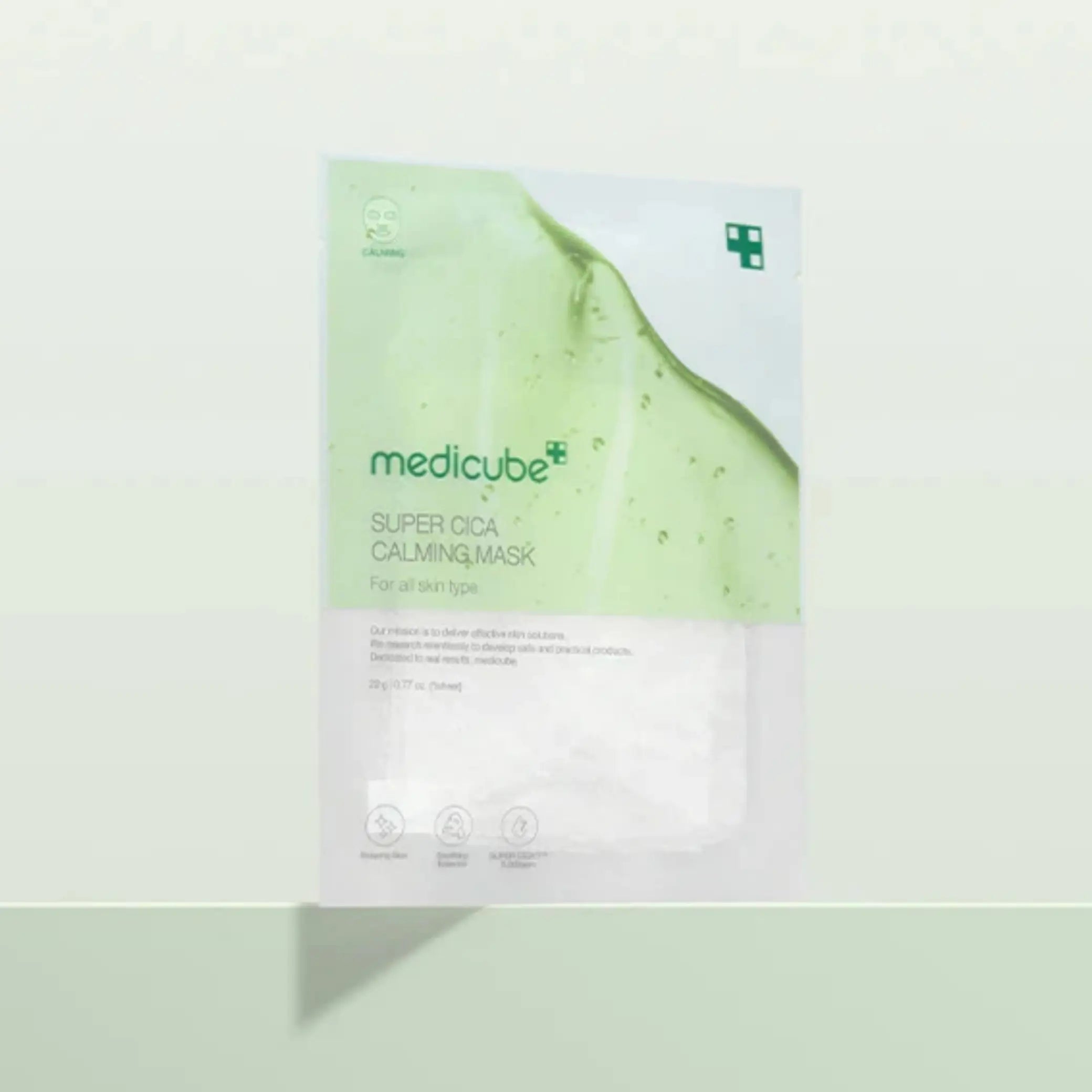 Super Cica Calming Mask da Medicube em saqueta individual frente sobre fundo verde claro
