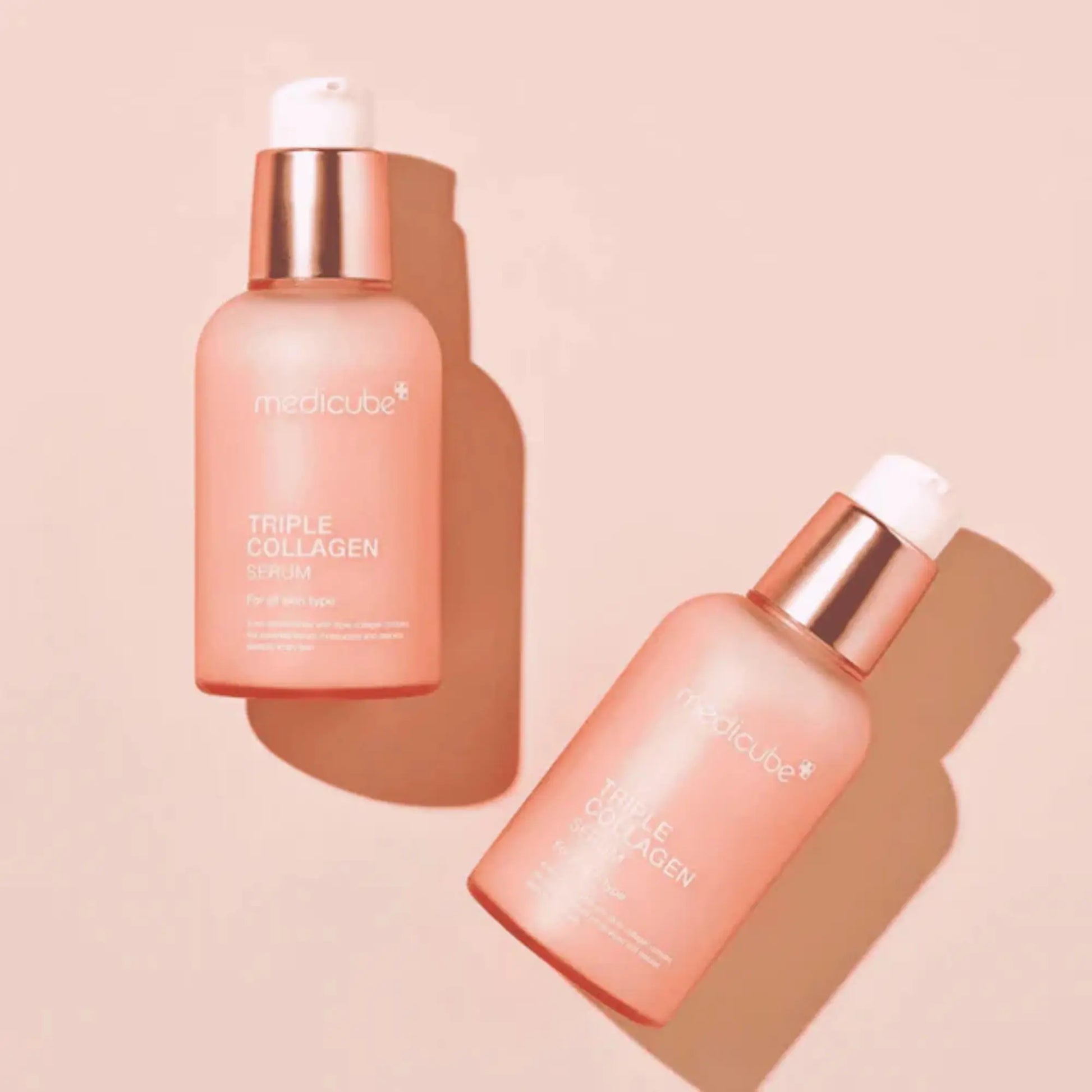 Medicube Triple Collagen Cream 4.0 50ml, creme coreano anti-envelhecimento com colagénio triplo e péptidos, ideal para hidratar profundamente e melhorar firmeza, dois frascos lado a lado sobre fundo bege claro, cosmética coreana skincare k-beauty Portugal.