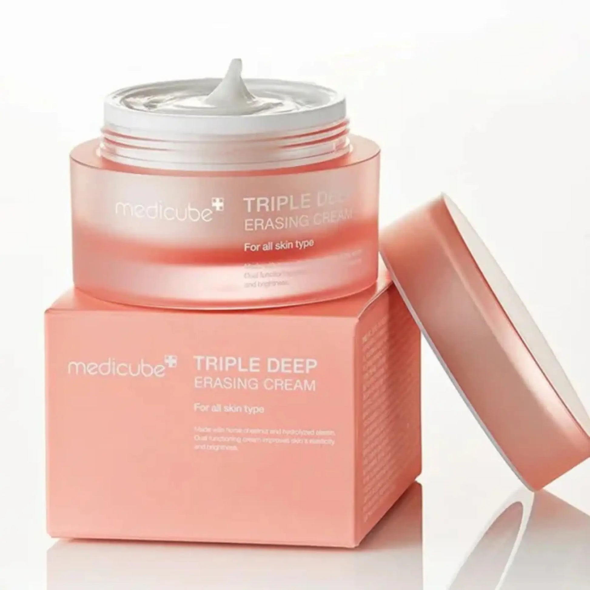 Medicube Triple Collagen Cream 4.0 50ml, creme facial coreano enriquecido com colagénio triplo e peptídeos que suavizam rugas e reforçam firmeza, frasco aberto com caixa ao fundo e aplicador metálico, cosmética coreana skincare k-beauty Portugal.