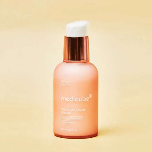 Medicube Triple Collagen Cream 4.0 50ml, creme facial coreano anti-envelhecimento com colagénio triplo e péptidos, promove hidratação profunda, firmeza e elasticidade da pele, frasco em pé sobre fundo bege, cosmética coreana skincare k-beauty Portugal.