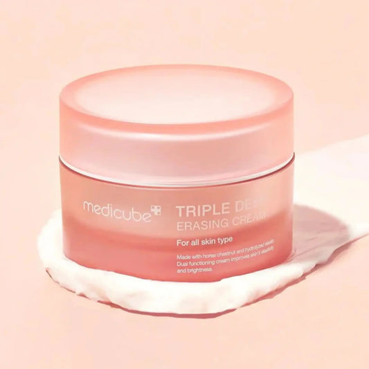 Medicube Triple Collagen Cream 4.0 50ml, creme facial coreano com colagénio triplo e peptídeos para hidratação profunda, firmeza e elasticidade, frasco rosa sobre poça de creme em fundo pêssego claro, cosmética coreana skincare k-beauty Portugal.