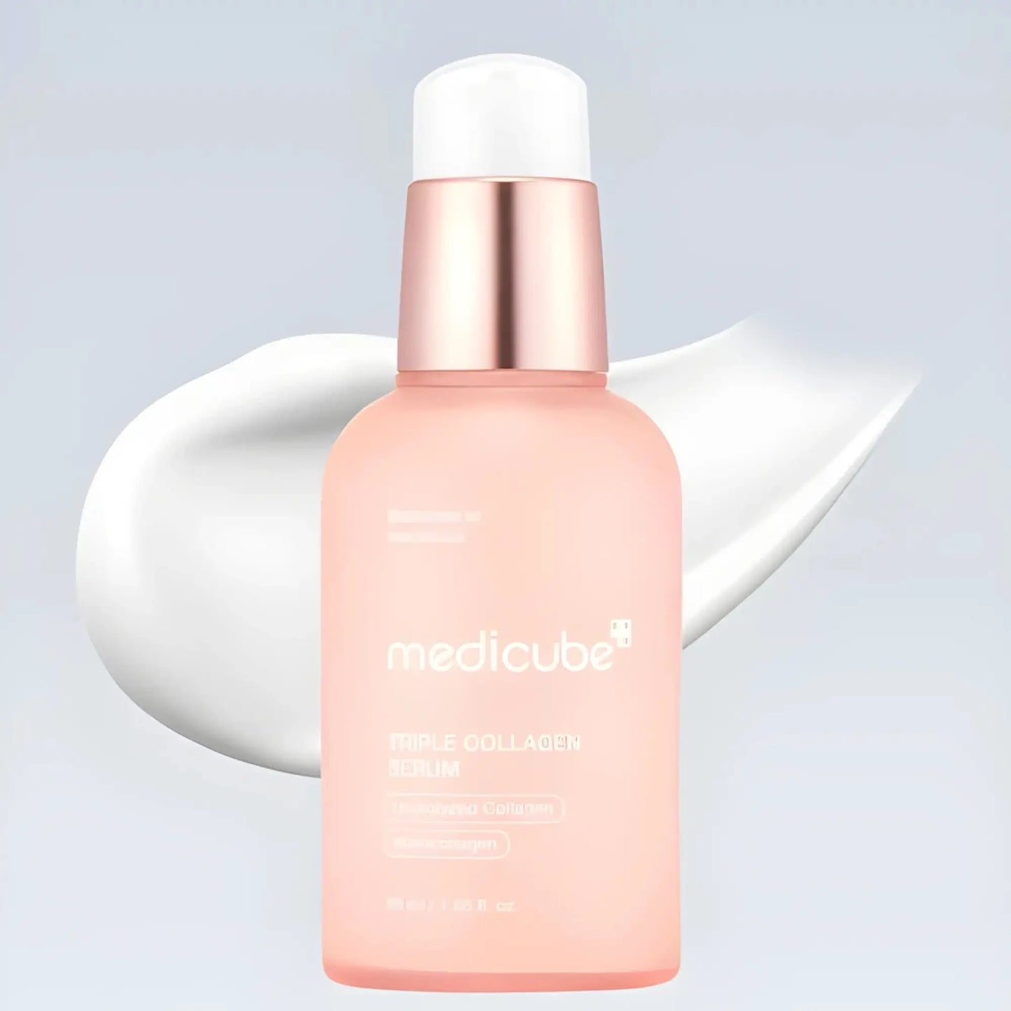 Medicube Triple Collagen Cream 4.0 50ml, creme facial coreano nutritivo com colagénio triplo que melhora elasticidade, hidrata em profundidade e reduz linhas finas, frasco em pé com textura cremosa branca aplicada atrás, fundo bege claro, cosmética coreana skincare k-beauty Portugal.