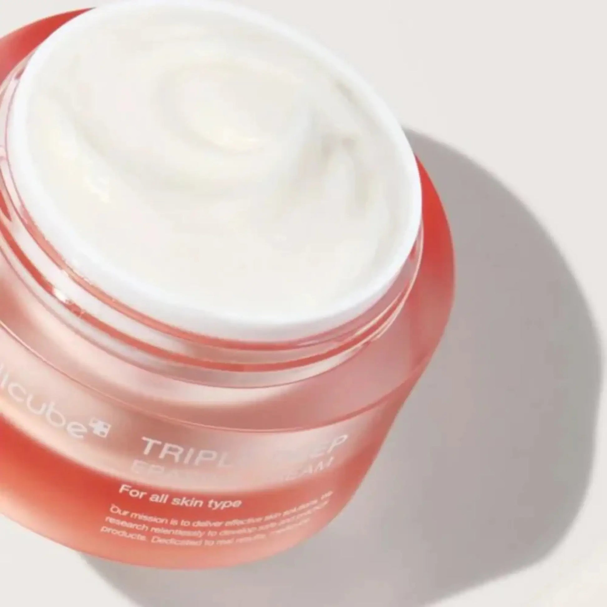 Medicube Triple Collagen Cream 4.0 50ml, creme facial coreano com colagénio triplo e peptídeos, textura rica de rápida absorção para hidratação e elasticidade, vista de cima com redemoinho de creme no boião, cosmética coreana skincare k-beauty Portugal.