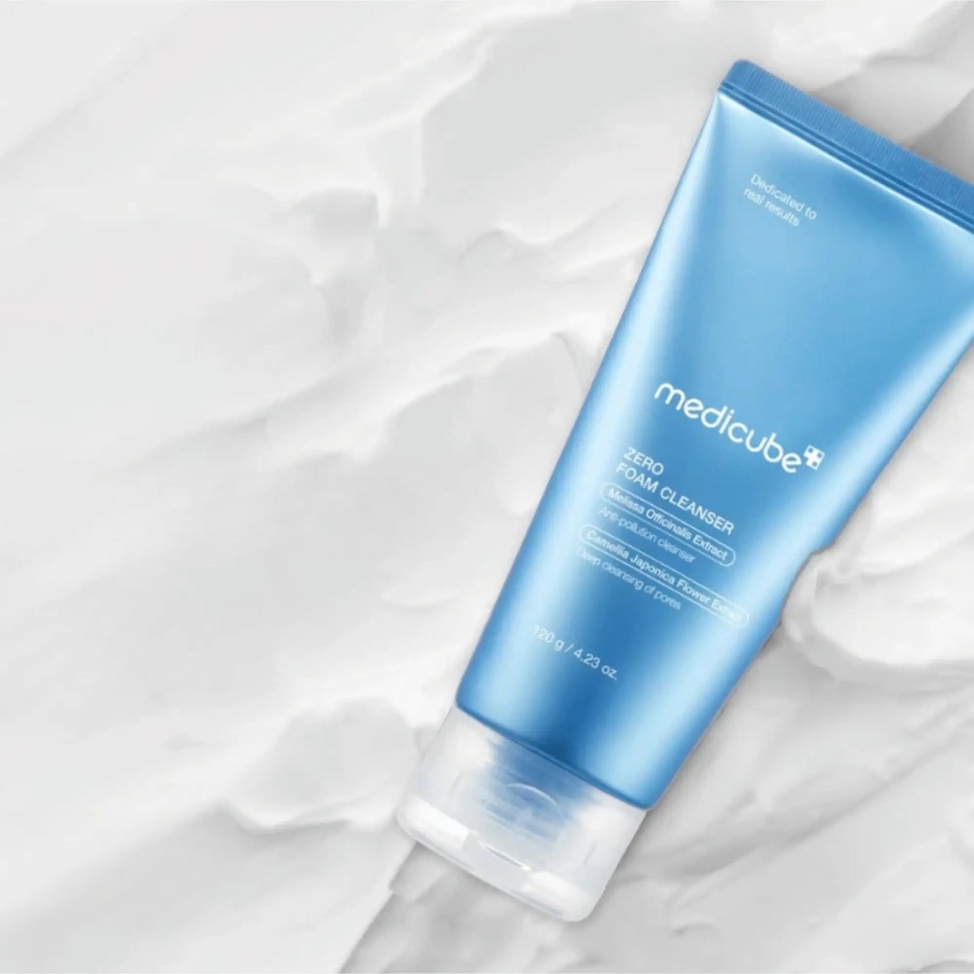 Medicube Zero Foam Cleanser 120g, espuma de limpeza facial coreana que purifica os poros, equilibra a pele oleosa e suaviza a textura, frasco deitado sobre fundo azul escuro com reflexo, cosmética coreana skincare k-beauty Portugal.