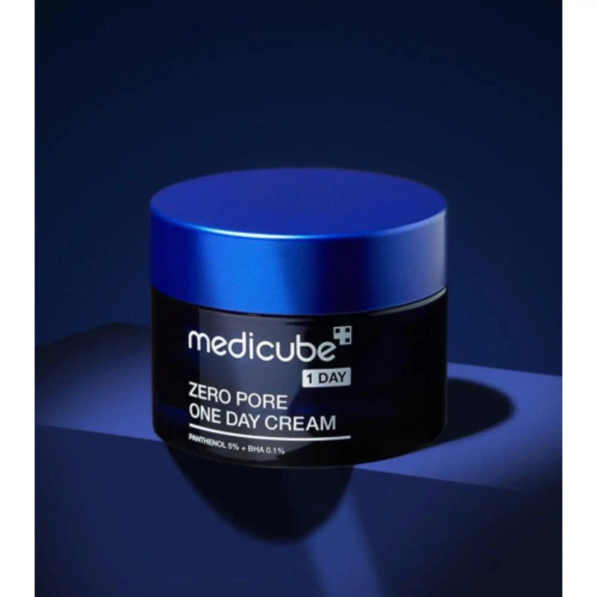 Medicube Zero Pore One Day Cream 50ml, creme hidratante coreano enriquecido com niacinamida e adenosina, ajuda no controlo da oleosidade e redução de poros, frasco aberto sobre fundo azul escuro, cosmética coreana skincare k-beauty Portugal.