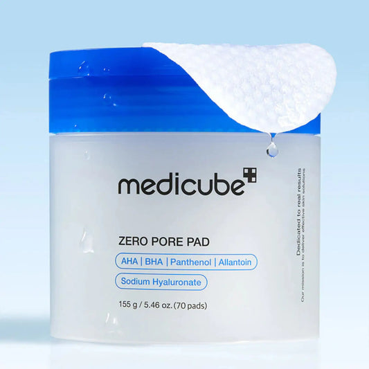 Medicube Zero Pore Pad 2.0 (70pcs), exfoliante facial coreano em discos com AHA, BHA e PHA para suavizar poros, controlar oleosidade e melhorar textura da pele, frasco com tampa azul e disco em destaque sobre fundo azul, cosmética coreana skincare k-beauty Portugal.