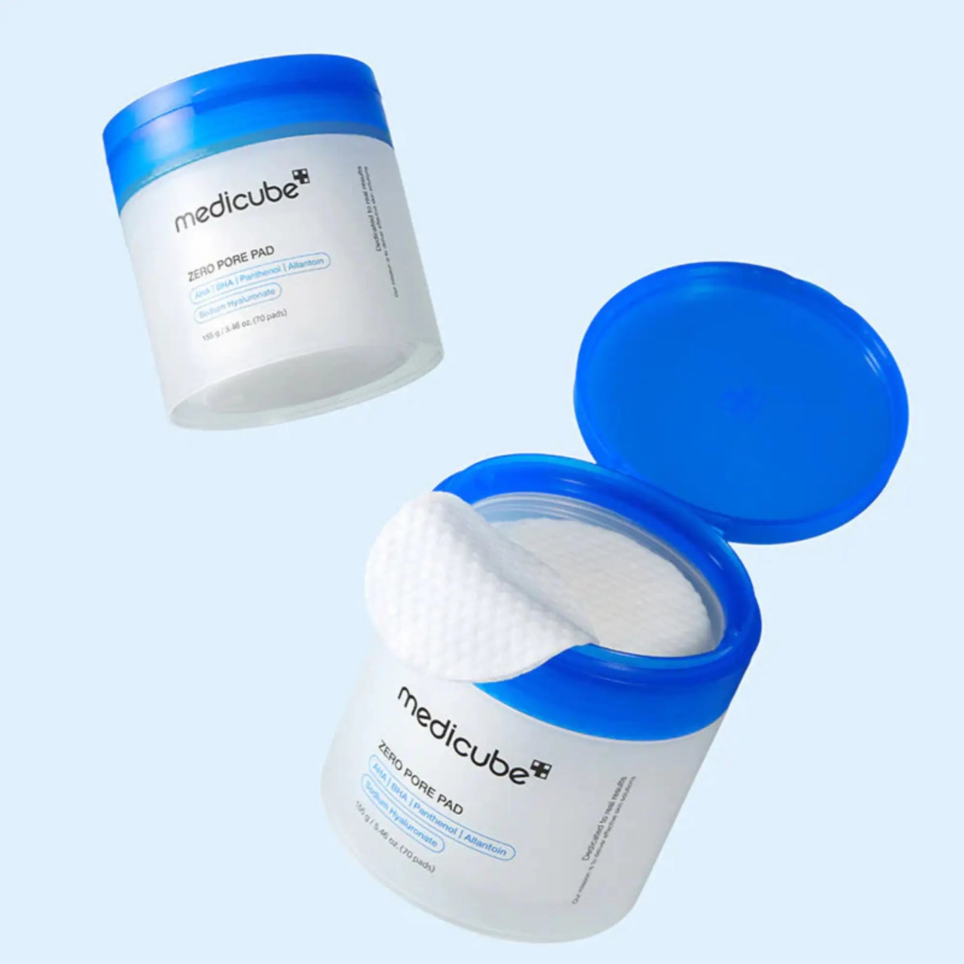 Medicube Zero Pore Pad 2.0 (70pcs), exfoliante facial coreano em discos com ácidos AHA, BHA e PHA, ajuda na renovação celular e suavização da pele, dois frascos lado a lado, um fechado e outro aberto, sobre fundo azul, cosmética coreana skincare k-beauty Portugal.